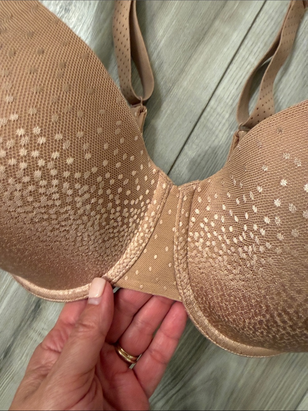 Wacoal Tan/Nude Bra with Subtle Metallic Dot Detail - 34G - Picture 2 of 9